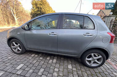 Хэтчбек Toyota Yaris 2006 в 