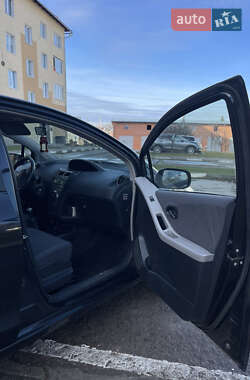 Хэтчбек Toyota Yaris 2009 в 