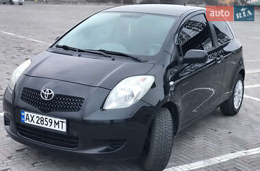 Хэтчбек Toyota Yaris 2006 в 