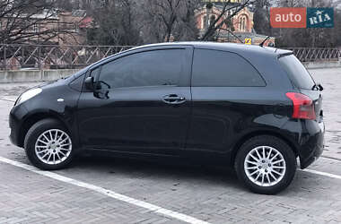 Хэтчбек Toyota Yaris 2006 в 