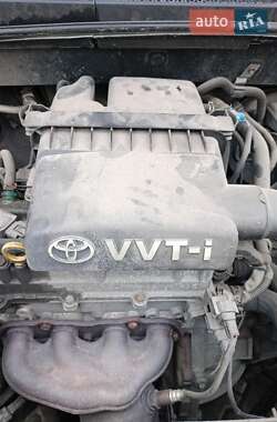 Хэтчбек Toyota Yaris 2003 в 