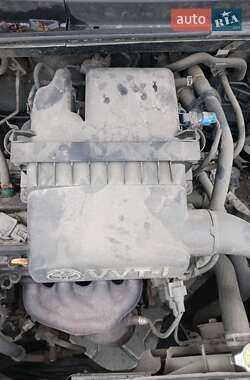 Хэтчбек Toyota Yaris 2003 в 
