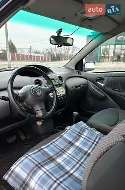 Хэтчбек Toyota Yaris 2003 в 