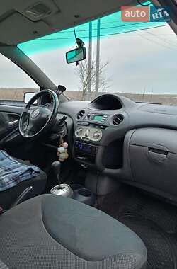Хэтчбек Toyota Yaris 2003 в 