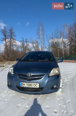 Седан Toyota Yaris 2007 в Пулинах