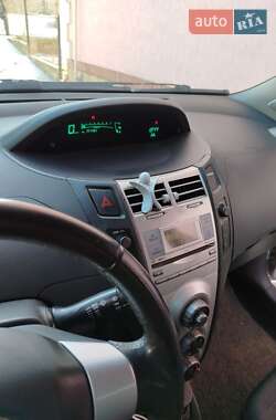 Хэтчбек Toyota Yaris 2008 в 