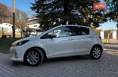 Хэтчбек Toyota Yaris 2015 в 