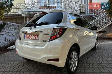 Хэтчбек Toyota Yaris 2015 в 