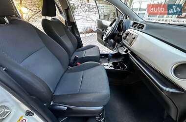 Хэтчбек Toyota Yaris 2015 в 