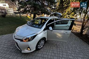 Хэтчбек Toyota Yaris 2015 в 