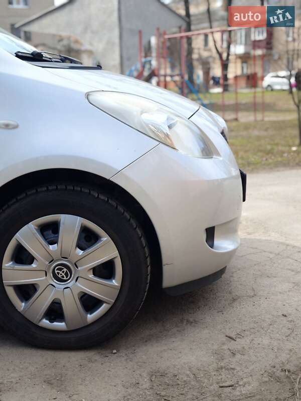 Хэтчбек Toyota Yaris 2007 в 