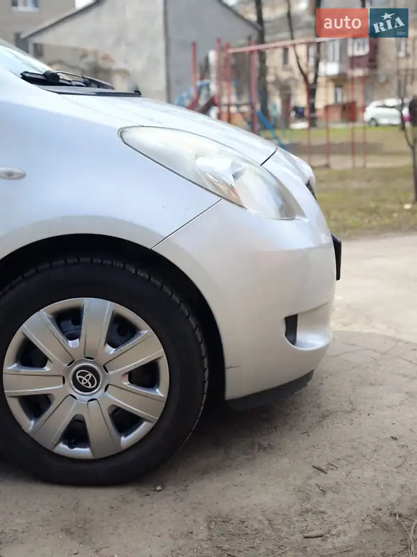 Хэтчбек Toyota Yaris 2007 в 