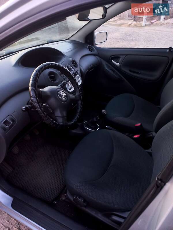 Хэтчбек Toyota Yaris 2003 в Малине