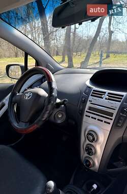 Хэтчбек Toyota Yaris 2007 в 