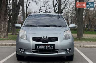 Хэтчбек Toyota Yaris 2007 в 