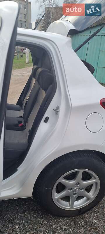 Хетчбек Toyota Yaris 2016 в Харкові