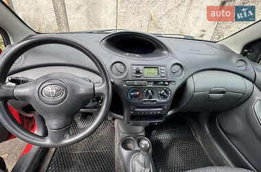 Хэтчбек Toyota Yaris 2004 в 