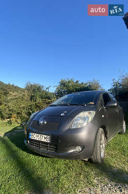 Хэтчбек Toyota Yaris 2008 в 