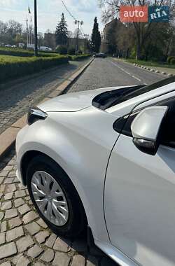 Хэтчбек Toyota Yaris 2021 в 