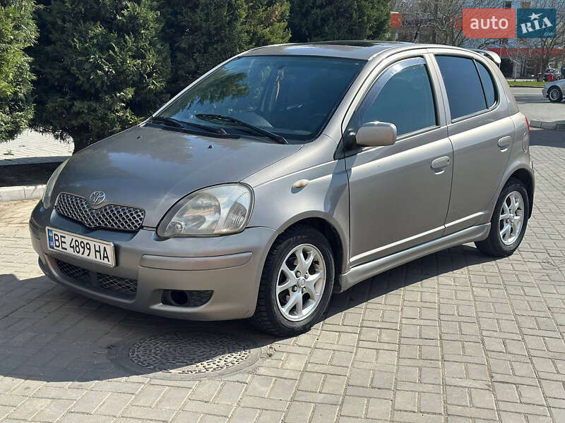 Хэтчбек Toyota Yaris 2003 в 
