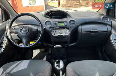 Хэтчбек Toyota Yaris 2003 в 