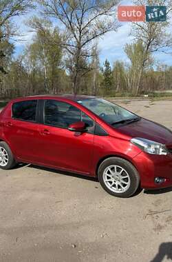 Хэтчбек Toyota Yaris 2011 в 