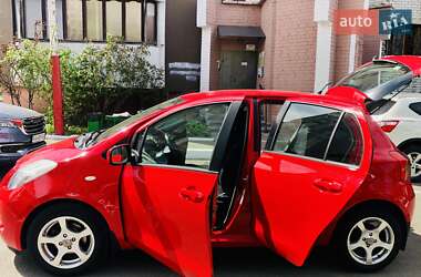 Хэтчбек Toyota Yaris 2006 в 