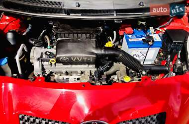 Хэтчбек Toyota Yaris 2006 в 