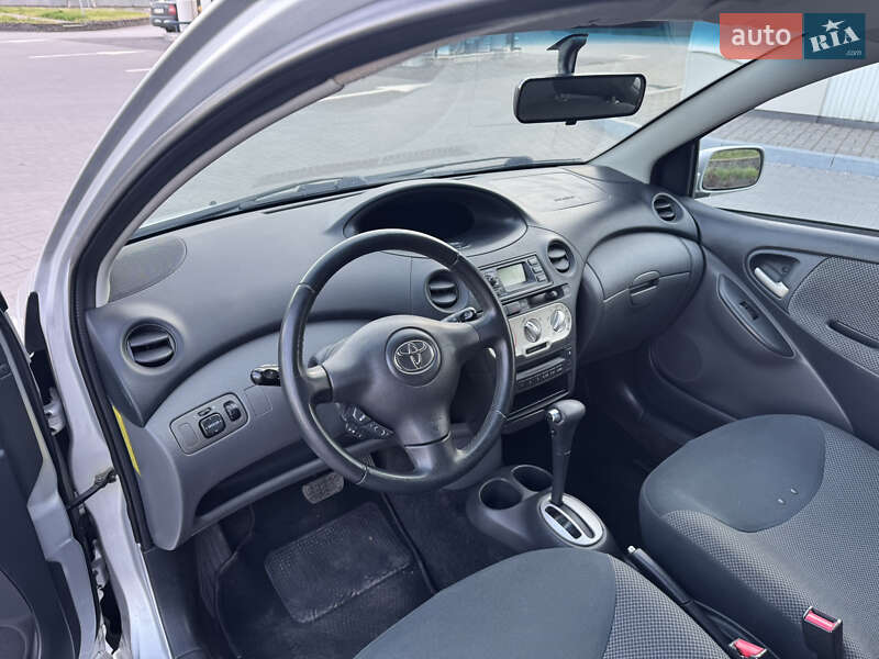 Хэтчбек Toyota Yaris 2005 в Каменском