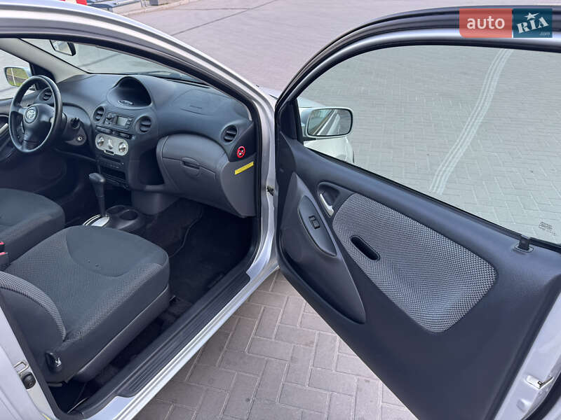 Хэтчбек Toyota Yaris 2005 в Каменском