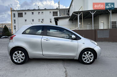 Хэтчбек Toyota Yaris 2010 в 