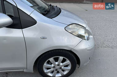 Хэтчбек Toyota Yaris 2010 в 