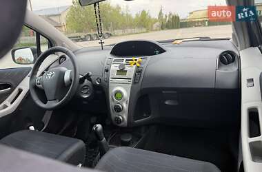 Хэтчбек Toyota Yaris 2006 в 