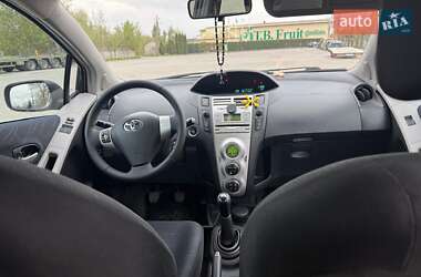 Хэтчбек Toyota Yaris 2006 в 