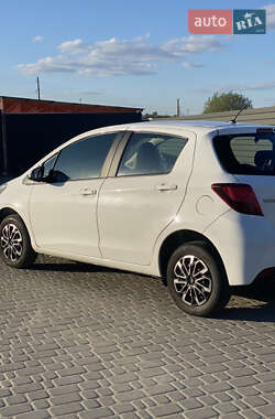 Хэтчбек Toyota Yaris 2014 в 