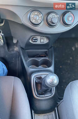 Хэтчбек Toyota Yaris 2014 в 