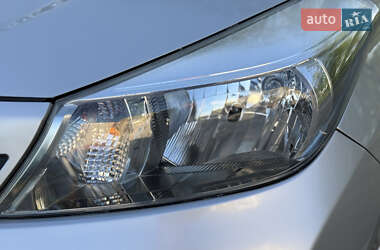 Хэтчбек Toyota Yaris 2012 в 