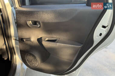 Хэтчбек Toyota Yaris 2012 в 