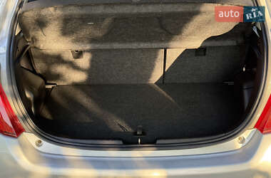 Хэтчбек Toyota Yaris 2012 в 