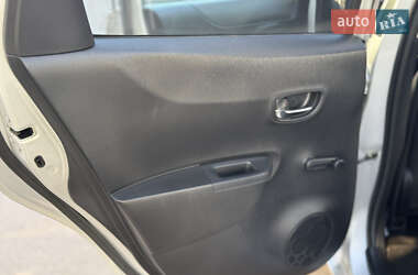 Хэтчбек Toyota Yaris 2012 в 