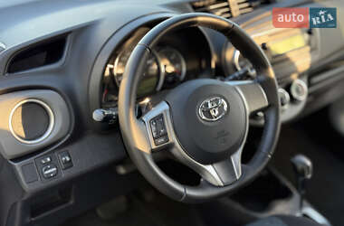 Хэтчбек Toyota Yaris 2012 в 