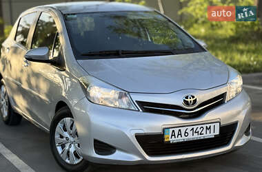 Хэтчбек Toyota Yaris 2012 в 