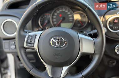 Хэтчбек Toyota Yaris 2012 в 