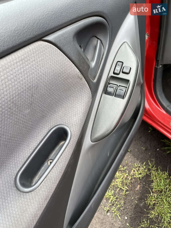 Хэтчбек Toyota Yaris 2000 в Львове