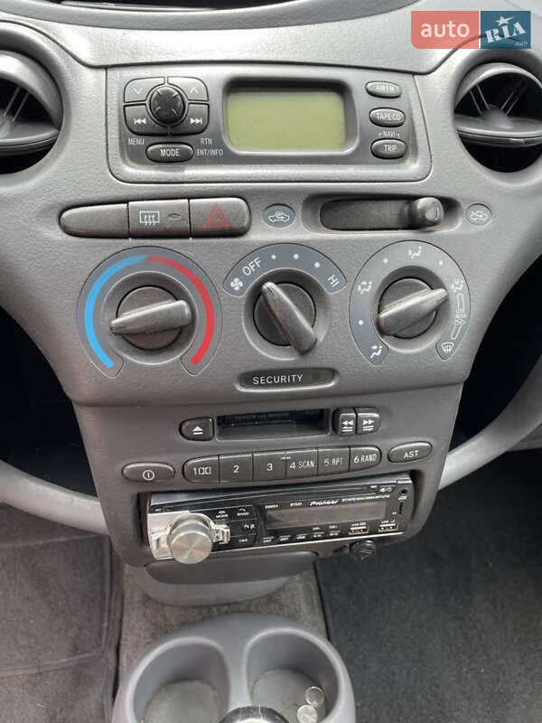 Хэтчбек Toyota Yaris 2000 в Львове