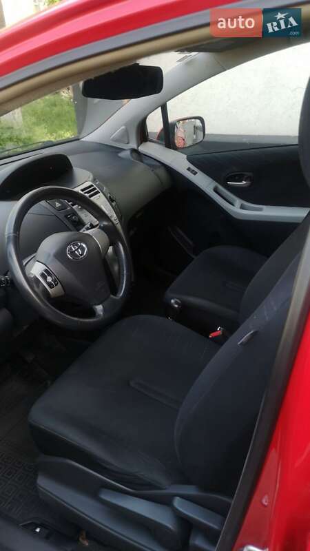 Хэтчбек Toyota Yaris 2006 в 