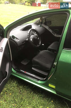 Хетчбек Toyota Yaris 2007 в 