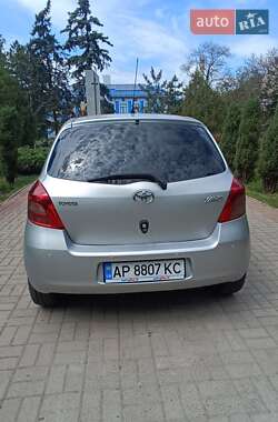 Хэтчбек Toyota Yaris 2006 в 