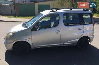 Хэтчбек Toyota Yaris 1999 в 