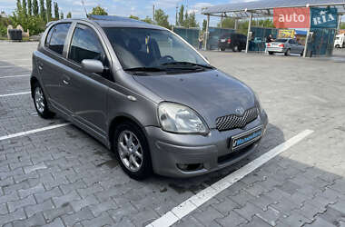 Хэтчбек Toyota Yaris 2003 в 
